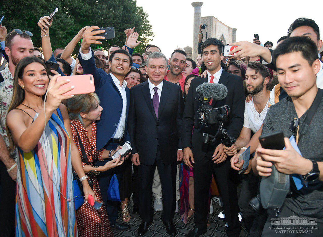 President Shavkat Mirziyoyev meeting bloggers in Samarkand on 26 August 2019